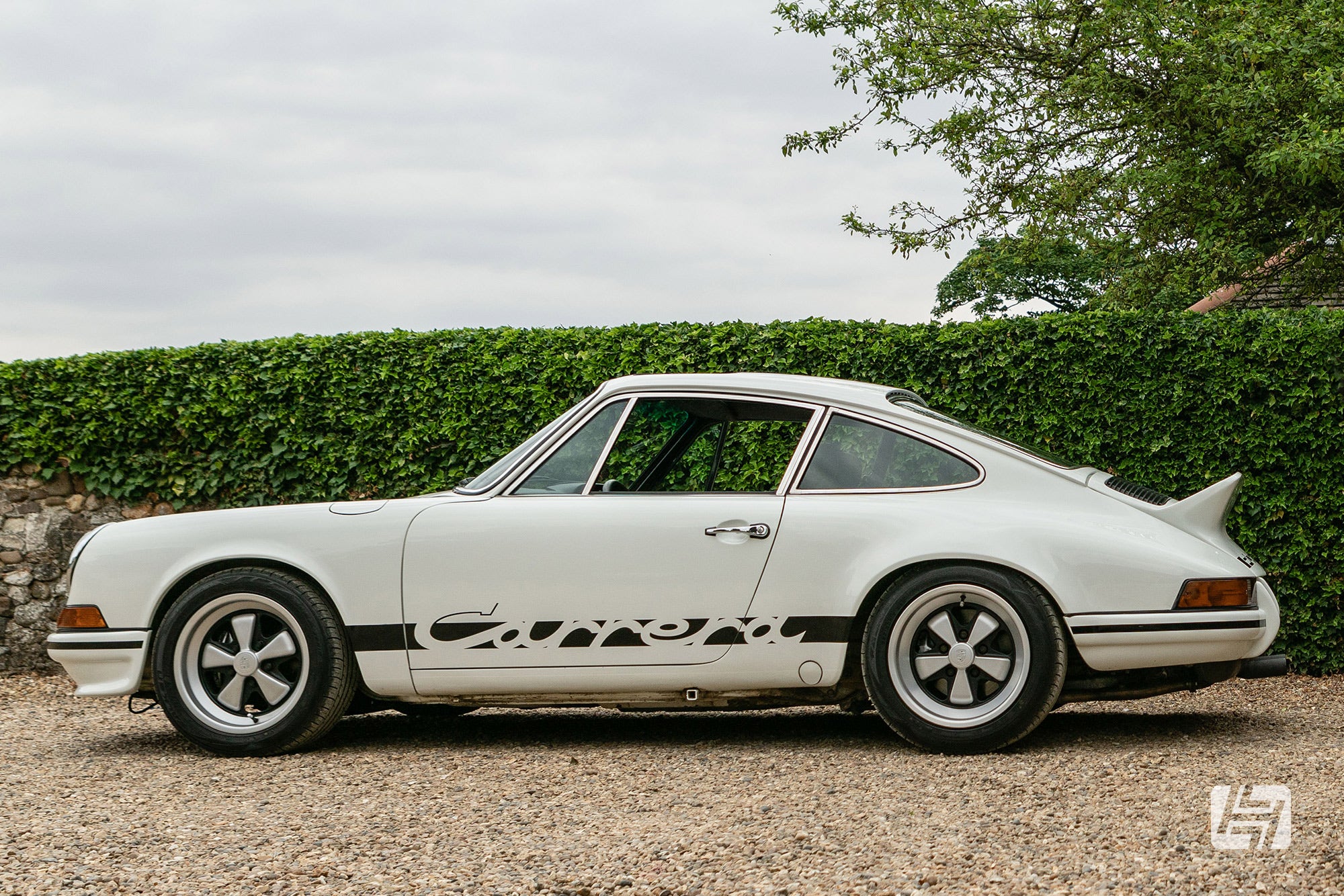 Side profile of Porsche 911 backdate in the style of a 1973 2.7 RS